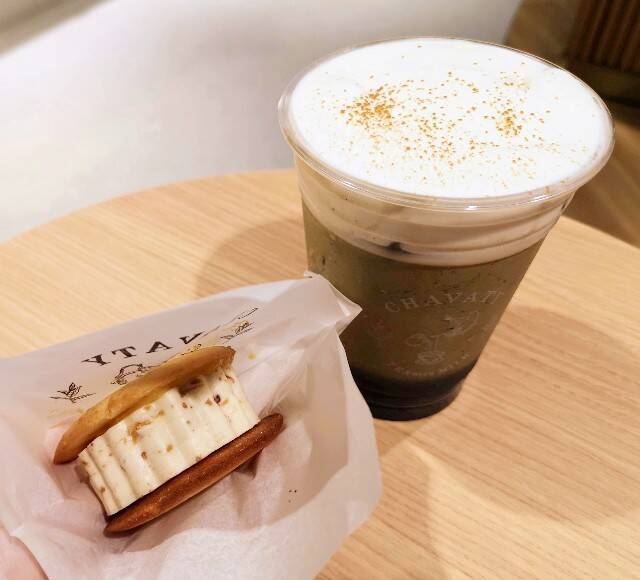 革新的な限定ドリンク“ほうじ茶セサミチーズ”の衝撃！ティーラテ専門店「CHAVATY」【渋谷東急フードショー】