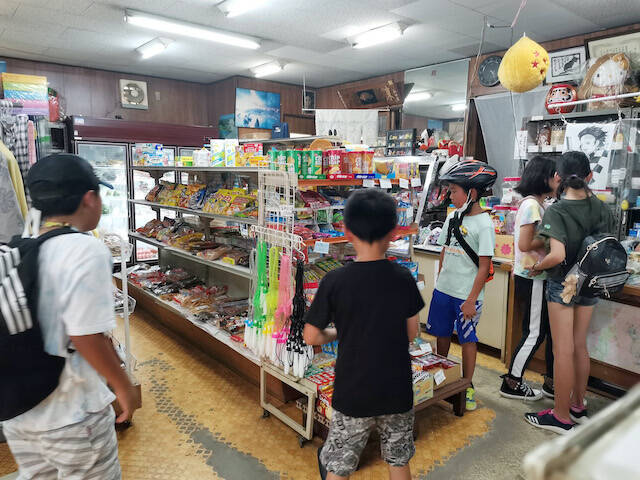 【宮永篤史の駄菓子屋探訪５】茨城県取手市「菊地屋酒店」フレンドリーな子どもが集まる社会インフラのような店