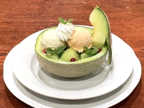 メロンまるっと半分の贅沢！ロイヤルホストの季節限定「フレッシュメロンボウルパフェ」を実食ルポ
