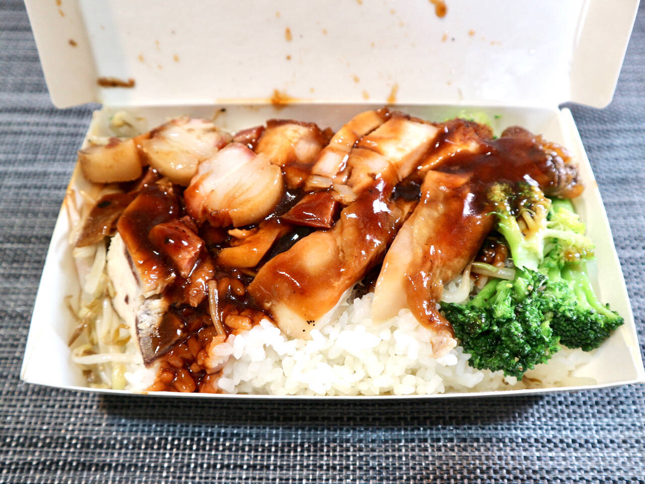 【台湾】ロースト肉が3種類のった定食「三寶飯」を人気店でテイクアウト！台北「鳳城燒臘粤菜」
