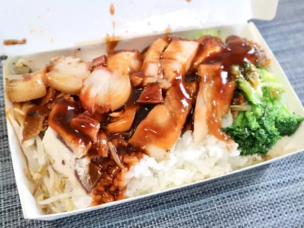 「【台湾】ロースト肉が3種類のった定食「三寶飯」を人気店でテイクアウト！台北「鳳城燒臘粤菜」」の画像