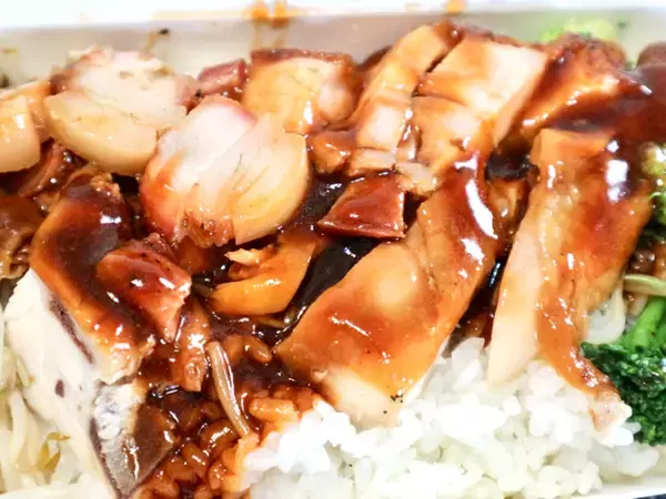 「【台湾】ロースト肉が3種類のった定食「三寶飯」を人気店でテイクアウト！台北「鳳城燒臘粤菜」」の画像