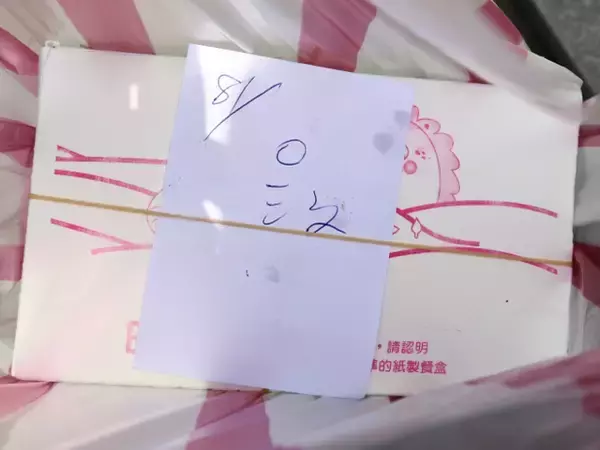 「【台湾】ロースト肉が3種類のった定食「三寶飯」を人気店でテイクアウト！台北「鳳城燒臘粤菜」」の画像