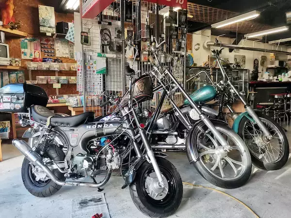 「【宮永篤史の駄菓子屋探訪９】北海道札幌市東区「福ちゃん本舗」見た目はバイク店！ハーレーと駄菓子が共存する「北の大地の二刀流」」の画像