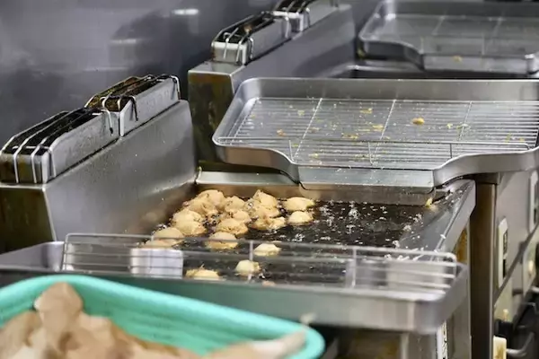 「“那覇一番”とのうわさも！？知る人ぞ知る「呉屋てんぷら屋」のサーターアンダギーは超美味【実食ルポ】」の画像