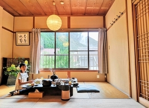 源泉かけ流しの温泉に囲炉裏を囲む朝食！日常が愛おしくなる丁寧な旅館「花あかりの宿 柳屋」宿泊ルポ【奈良・天川村】