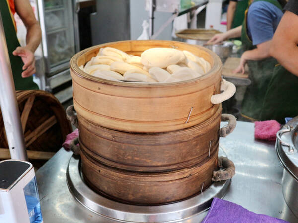 「【台湾】肉の脂身の量を選べる！ふかふか蒸しパンのハンバーガー・割包と漢方スープ・四神湯が絶品の人気店「藍家割包」」の画像