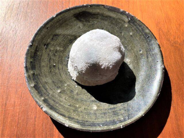 【京都】工場からのできたて！秋限定の栗もちと塩まめ餅はクセになる味わい「祇園饅頭 工場」