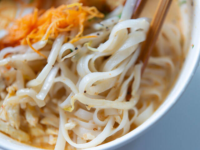 【成城石井エスニック惣菜レビュー】「シンガポール風ラクサ」はスープの旨さが本格的！