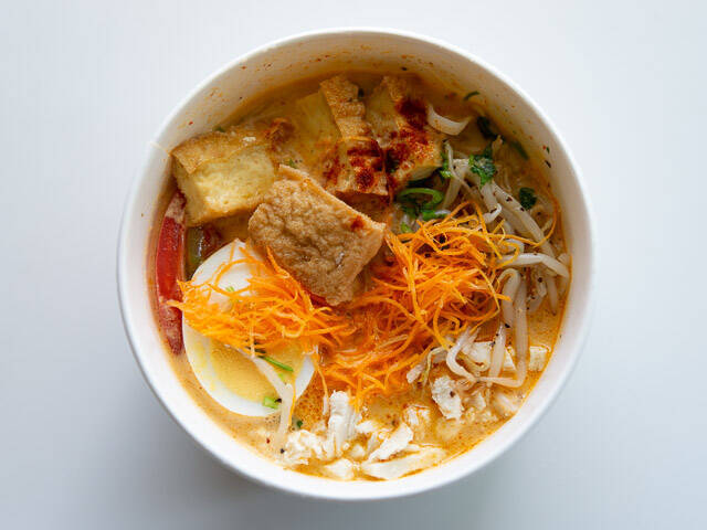 【成城石井エスニック惣菜レビュー】「シンガポール風ラクサ」はスープの旨さが本格的！