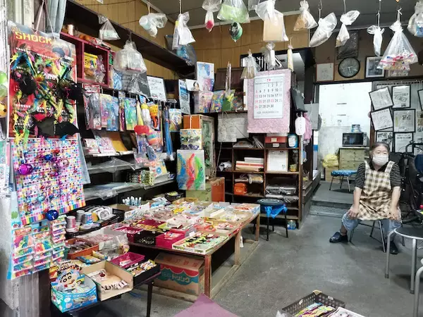 「【宮永篤史の駄菓子屋探訪１４】栃木県宇都宮市「パーマ屋文具店」戦前の美容室がルーツ、３世代が通うノスタルジックな佇まいの店」の画像