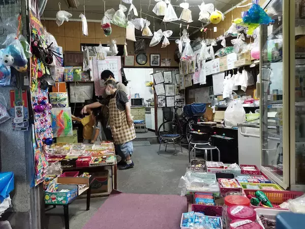 「【宮永篤史の駄菓子屋探訪１４】栃木県宇都宮市「パーマ屋文具店」戦前の美容室がルーツ、３世代が通うノスタルジックな佇まいの店」の画像