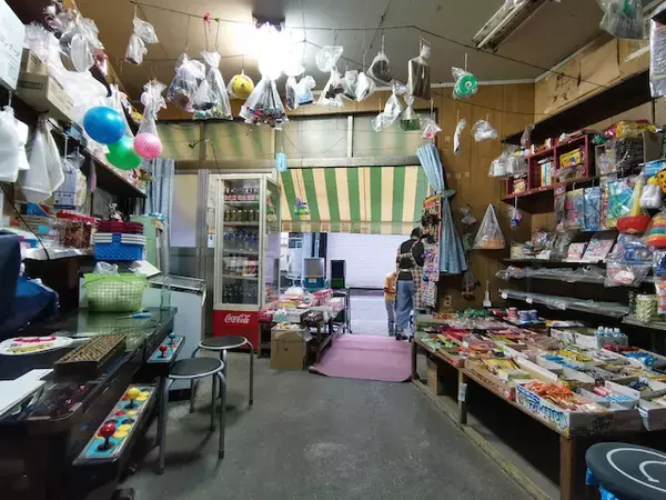 「【宮永篤史の駄菓子屋探訪１４】栃木県宇都宮市「パーマ屋文具店」戦前の美容室がルーツ、３世代が通うノスタルジックな佇まいの店」の画像