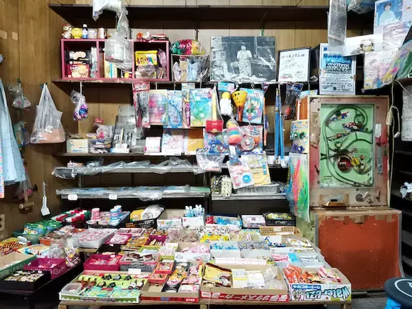 「【宮永篤史の駄菓子屋探訪１４】栃木県宇都宮市「パーマ屋文具店」戦前の美容室がルーツ、３世代が通うノスタルジックな佇まいの店」の画像