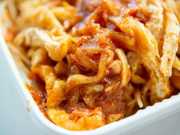 「【成城石井おすすめ惣菜】エビたっぷり「ピリ辛焼ビーフン」は今食べたい逸品」の画像