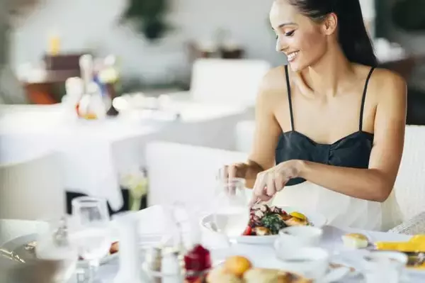 「【旅のマナークイズ6選】コース料理や日本料理の食べ方・席次の正解は？」の画像