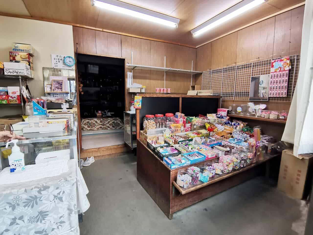 いながきの駄菓子屋探訪71有名アイドルも通った路地裏の店「飯田駄菓子店」