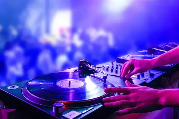 「【１２月２８日】今日は何の日？「ディスクジョッキーの日」」の画像