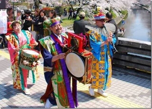 日本一 世界一 チンドン屋の日本一を決めるチンドンコンクールって 16年4月3日 エキサイトニュース 2 2