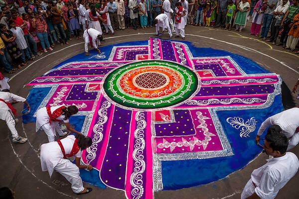 美しきインドの砂絵、光彩奪目の伝統「ランゴリ」の世界