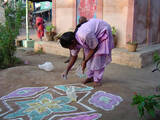 「美しきインドの砂絵、光彩奪目の伝統「ランゴリ」の世界」の画像9