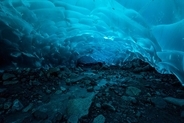【アラスカ】青い光を放つ、全長約２０キロの「氷の洞窟」が美しすぎる