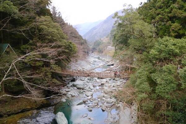 徳島 日本三大奇矯 かずら橋 を渡ってみたら 死ぬほど怖かった 16年4月23日 エキサイトニュース