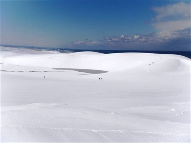 ここが日本 冬限定 雪に覆われた鳥取砂丘が驚きの別世界 15年1月28日 エキサイトニュース