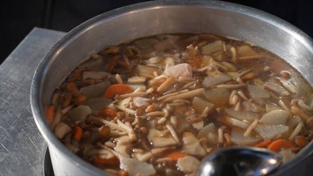 【ゆりあげ港朝市で名物 ・せり鍋まつり】2,000食を無料ふるまい！冬の味覚を心ゆくまで｜宮城県名取市