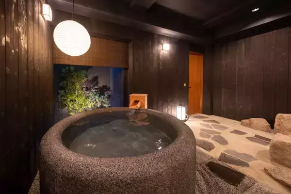 「枯山水の石庭が織りなす静寂の宿「Nazuna 京都 西本願寺」誕生」の画像