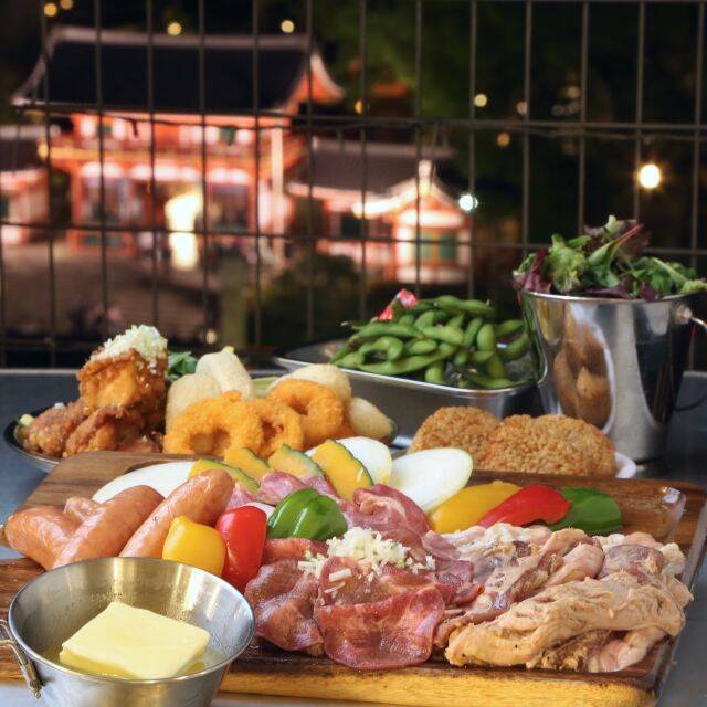 【京都祇園ビアガーデン 北海道フェア】ジンギスカンや肉グルメを楽しむ炭火BBQ！オープニングキャンペーンもあり