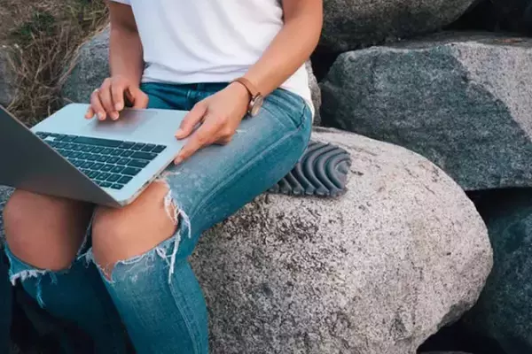 「【旅グッズ流行予想】超コンパクトに折り畳める「防水スマートバックパック」」の画像