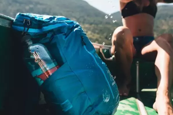 「【旅グッズ流行予想】超コンパクトに折り畳める「防水スマートバックパック」」の画像