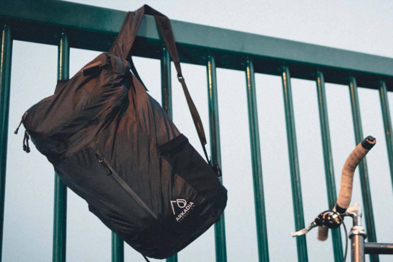 【旅グッズ流行予想】超コンパクトに折り畳める「防水スマートバックパック」