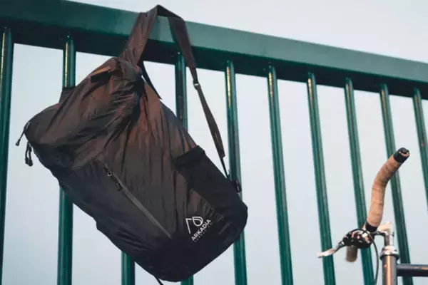 「【旅グッズ流行予想】超コンパクトに折り畳める「防水スマートバックパック」」の画像