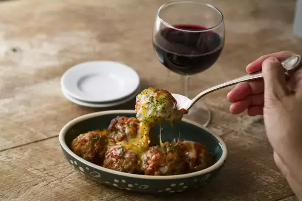 「【成城石井でおいしい冬支度を！】こだわりチーズとワインで楽しむ「立冬フェア」でペアリング体験｜実食レポート」の画像