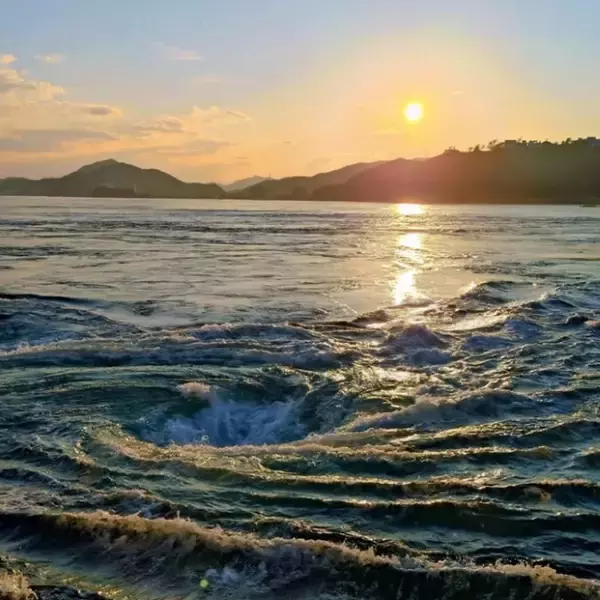 「【期間限定！冬の渦潮を楽しむ こたつクルーズ】カイロやホットスープのプレゼントも｜兵庫県・淡路島」の画像