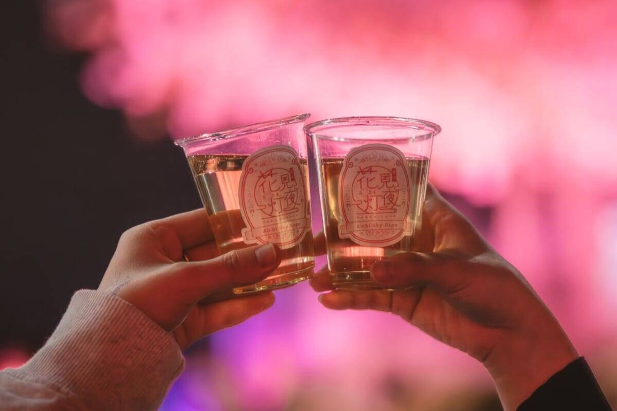 1,500個のスカイランタンとお花見を楽しむ「花見灯夜2026」新宿住友ビル三角広場で開催！