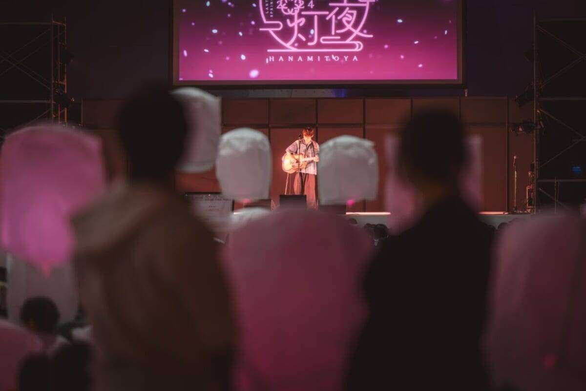 1,500個のスカイランタンとお花見を楽しむ「花見灯夜2026」新宿住友ビル三角広場で開催！