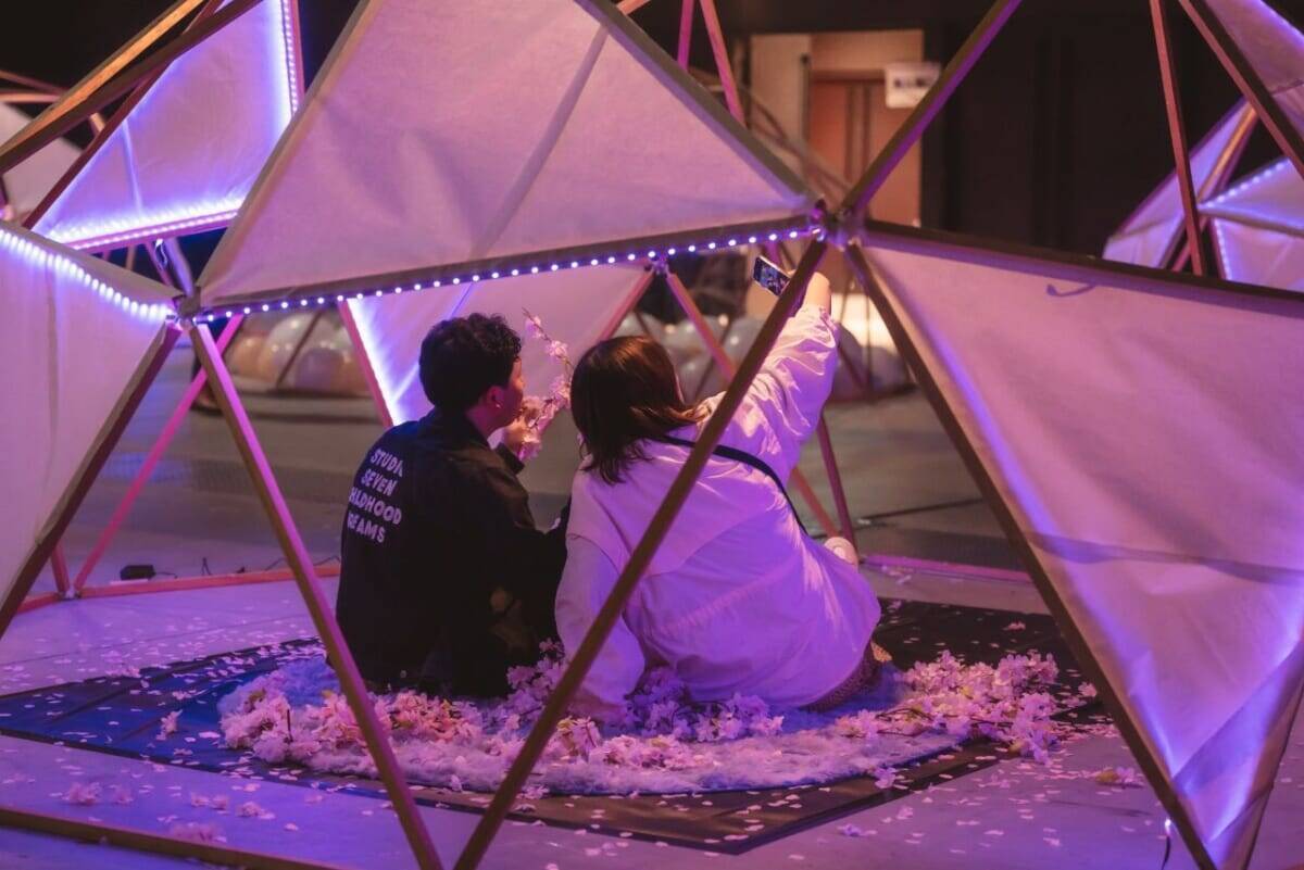 1,500個のスカイランタンとお花見を楽しむ「花見灯夜2026」新宿住友ビル三角広場で開催！