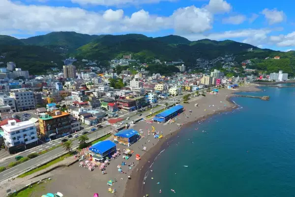 【海と温泉旅】伊東市で夏満喫！3カ所の海水浴場が7月18日よりオープン｜静岡県