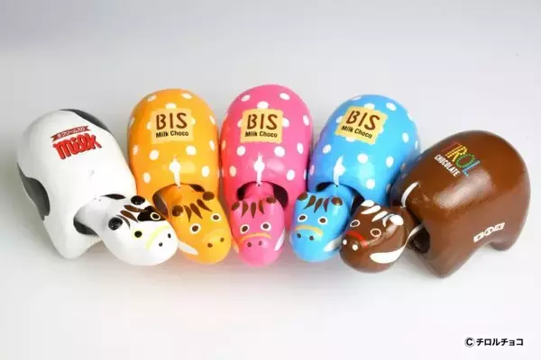 「【チロルチョコと赤べこがコラボ】チロルチョコ赤べこ・チロルチョコまめべこ・チロルチョコ豆だるまが人気のパッケージで新登場」の画像