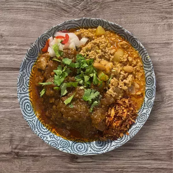 「【東京カレー万博】食べログ3.5超の名店が集まる！ラーメン百名店との異次元コラボも｜新宿区立大久保公園」の画像