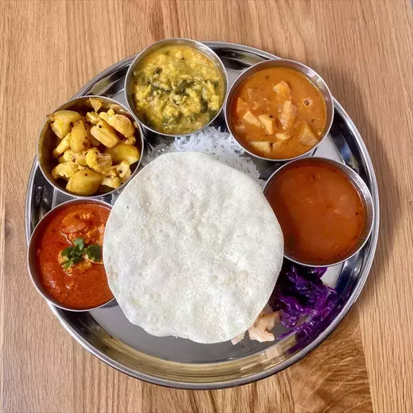 「【東京カレー万博】食べログ3.5超の名店が集まる！ラーメン百名店との異次元コラボも｜新宿区立大久保公園」の画像