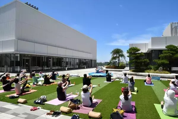 都会の一等地でヨガ！大人気イベント「URBAN YOGA」2023年4月からスタート