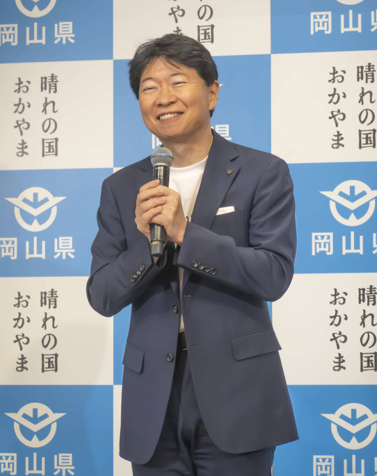 岡山が世界に誇るデニムを体感！『新橋岡山デニムストリート』ここでしか見られないデニム姿の桃太郎像も│東京・新橋