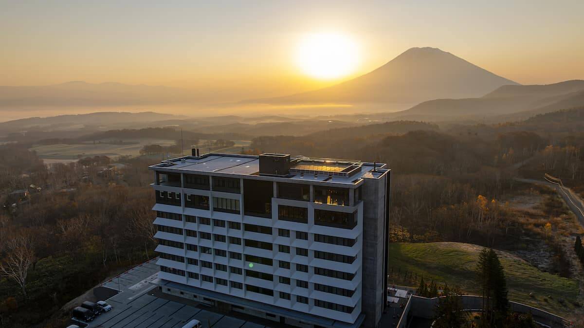 【雲海と天空のインフィニティ温泉！】途方もなく居心地がいい「シャレーアイビーワイス」宿泊記｜北海道ニセコ・花園