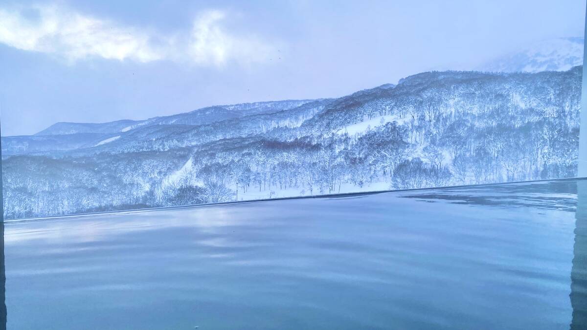 【雲海と天空のインフィニティ温泉！】途方もなく居心地がいい「シャレーアイビーワイス」宿泊記｜北海道ニセコ・花園