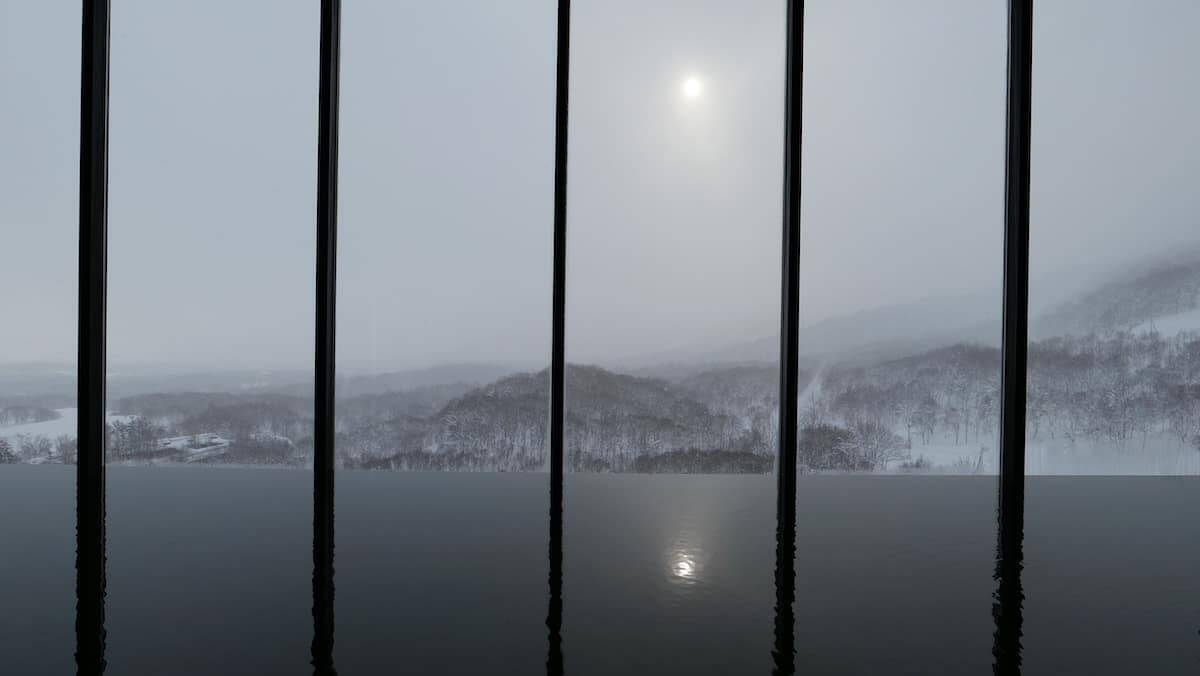 【雲海と天空のインフィニティ温泉！】途方もなく居心地がいい「シャレーアイビーワイス」宿泊記｜北海道ニセコ・花園