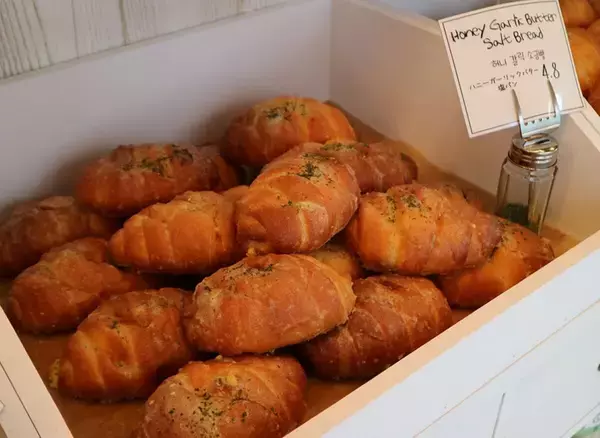 「韓国カフェ「MUUN Seoul」原宿本店がリニューアル！塩パンやベーグルなど焼きたてパンが楽しめるベーカリー専門店に」の画像
